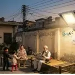 پاکستانی گھر میں solar light کی تنصیب، جو تیز روشنی دیتی ہے اور solar light price in pakistan کی بڑھتی ڈیمانڈ کو ظاہر کرتی ہے